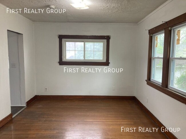 Building Photo - 1324 W Fairview Ave