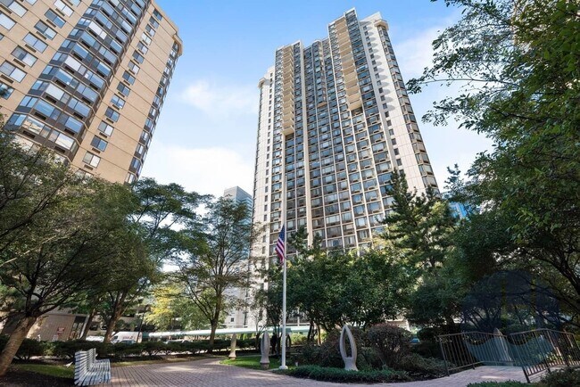 Building Photo - 45 River Dr S