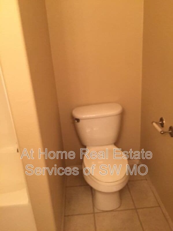 Building Photo - 503 W Warren Ave