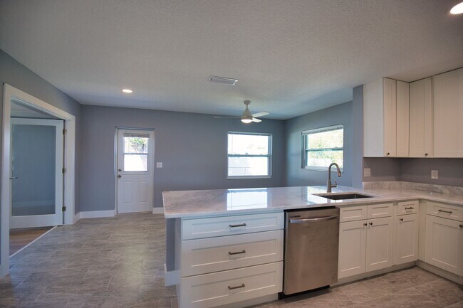 Building Photo - Annual Recently Updated Unfurnished Single Family Home in South Venice!