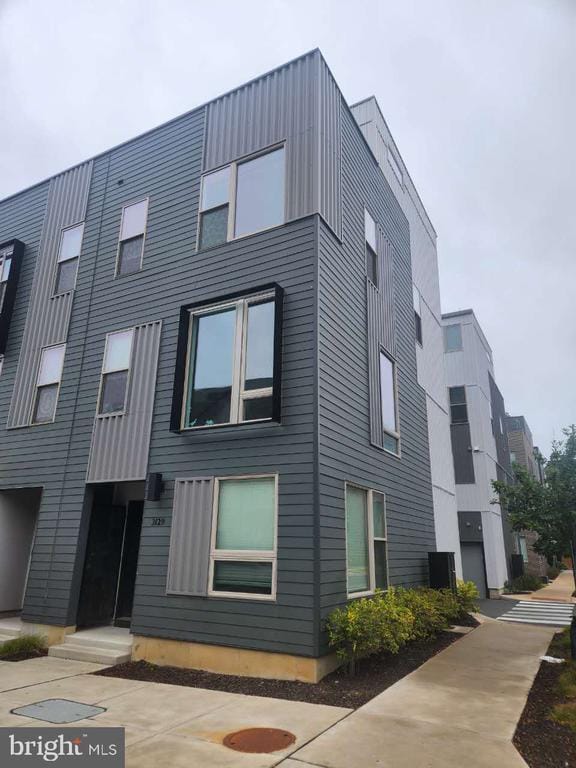 Building Photo - 3129 Beachview Ln