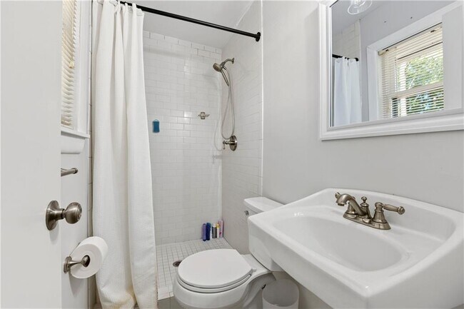 Building Photo - 3831 Greenhill Dr