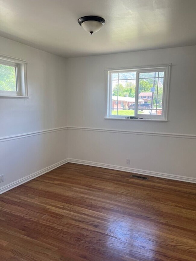 Building Photo - Kaysville 4 Bedroom, 2.5 Baths, big 2 car ...