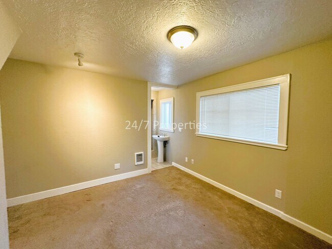 Building Photo - Charming 2 BD | 2 BA Home with A/C in Salem