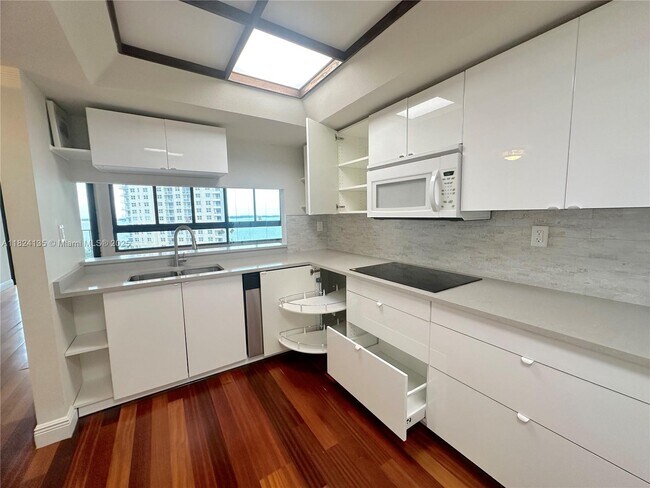 Building Photo - 520 Brickell Key Dr