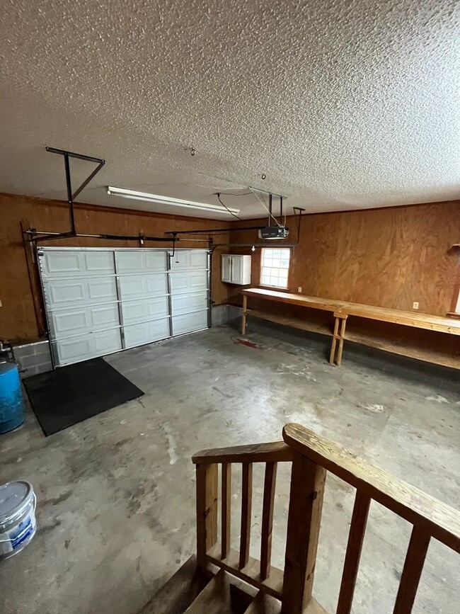 Building Photo - 3 Bedroom/2.5 Bathroom home available in M...