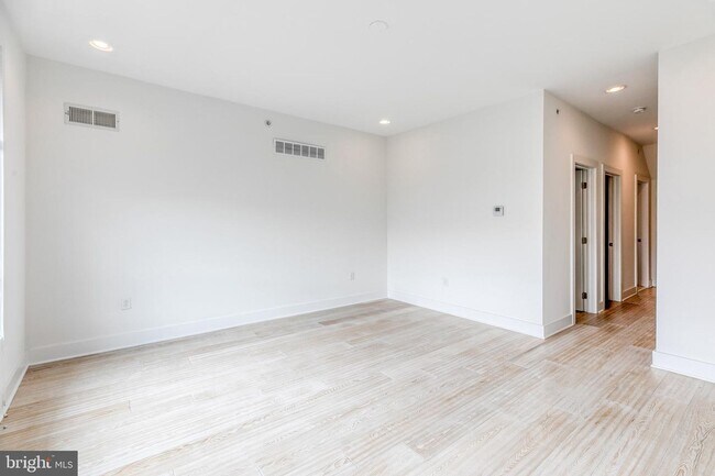 Building Photo - Northern Liberties Townhome with 2 Car Parking