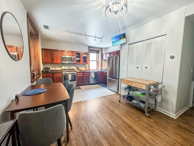 Building Photo - 559 W Surf St