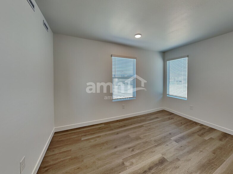 Building Photo - 18450 W El Cortez Pl