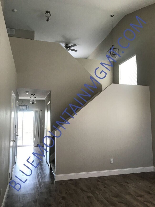 Building Photo - 2 br, 2.5 bath House - 3719 Range Drive
