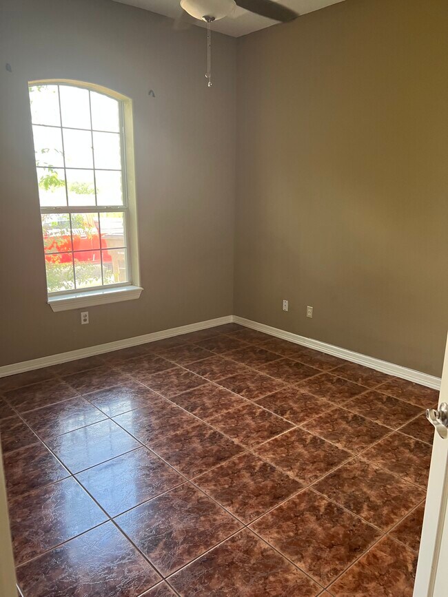 Building Photo - 420 W Palm Dr