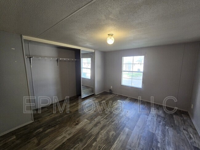 Building Photo - 700 W Ridgeway Ave