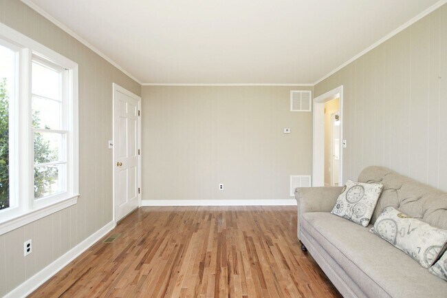 Building Photo - Updated Small Pet-Friendly Crozet Home