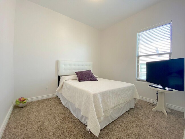 Building Photo - West El Paso Cimarron Neighborhood Stunning 4 bed/2.5bath