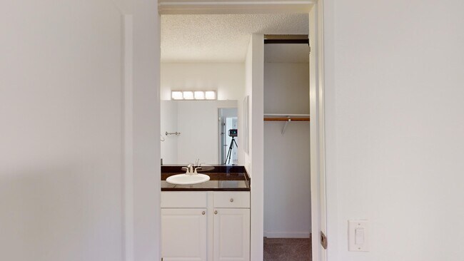 Building Photo - 33 Clay Ct