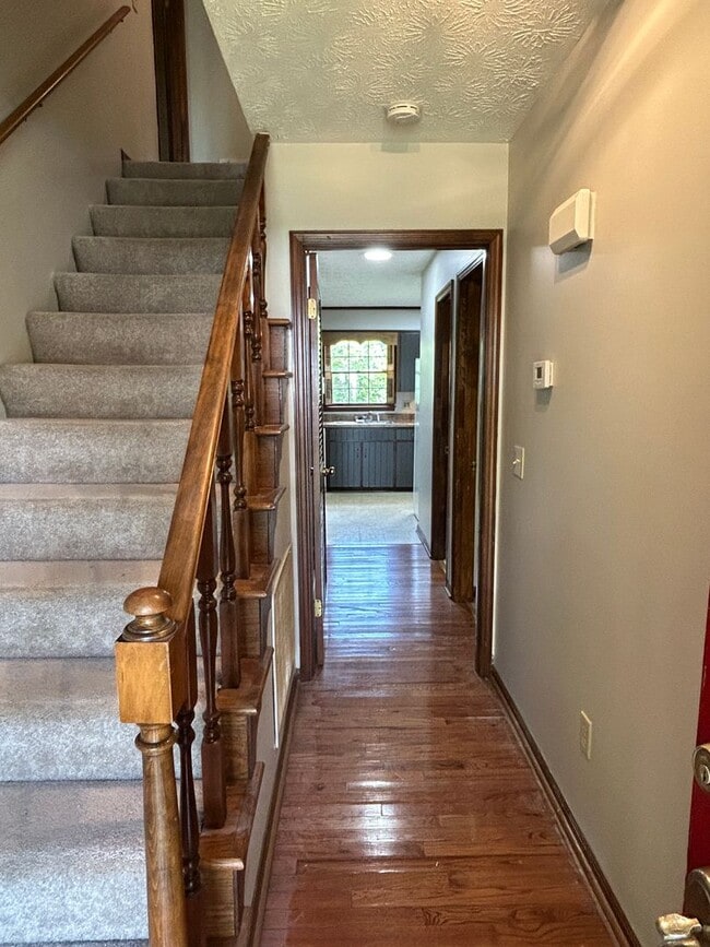 Building Photo - 504 Stoney Brook Dr SW