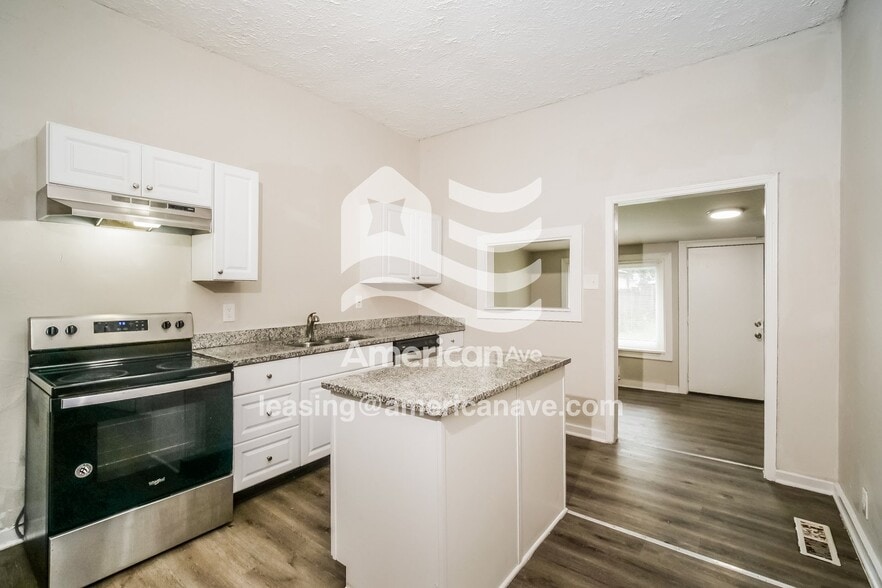 Building Photo - 520 N Gladstone Ave