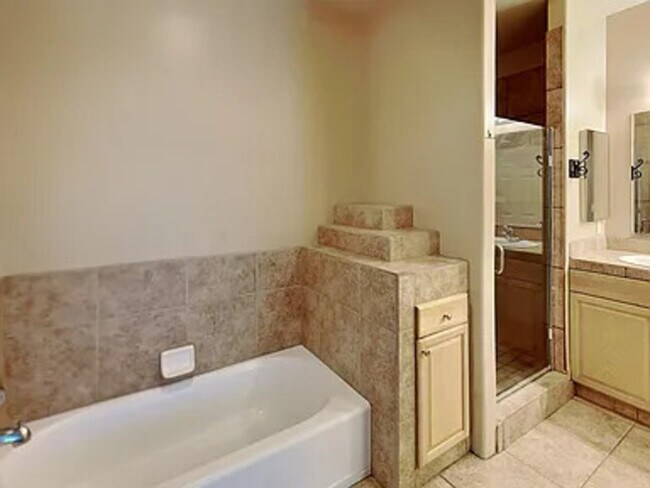 Building Photo - 3002 E Jeanette Ct