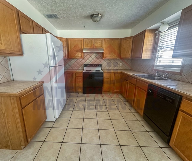 Building Photo - 3 bedroom 1 bathroom for rent