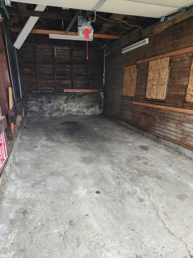 Building Photo - 304 NE 50th St