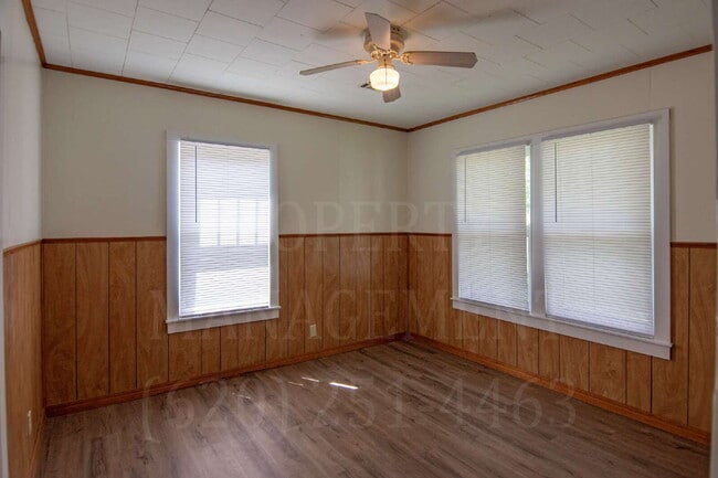 Building Photo - Cozy 2 Bed Home with Fireplace