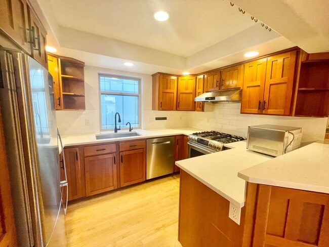 Building Photo - AVAILABLE NOW 3 BD 3.5 BA Townhome in Fremont