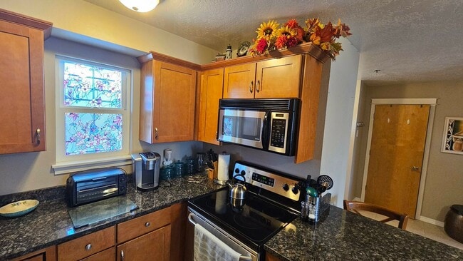 Building Photo - Condo located near the lake- Available NOW until July 31st, 2026. Available again September 1st, ...