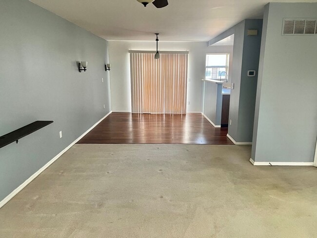 Building Photo - 3 Bedroom, 2.5 Bath Townhouse in Park Hampton
