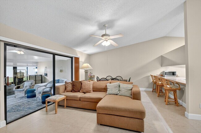 Building Photo - 15 Farnworth Dr