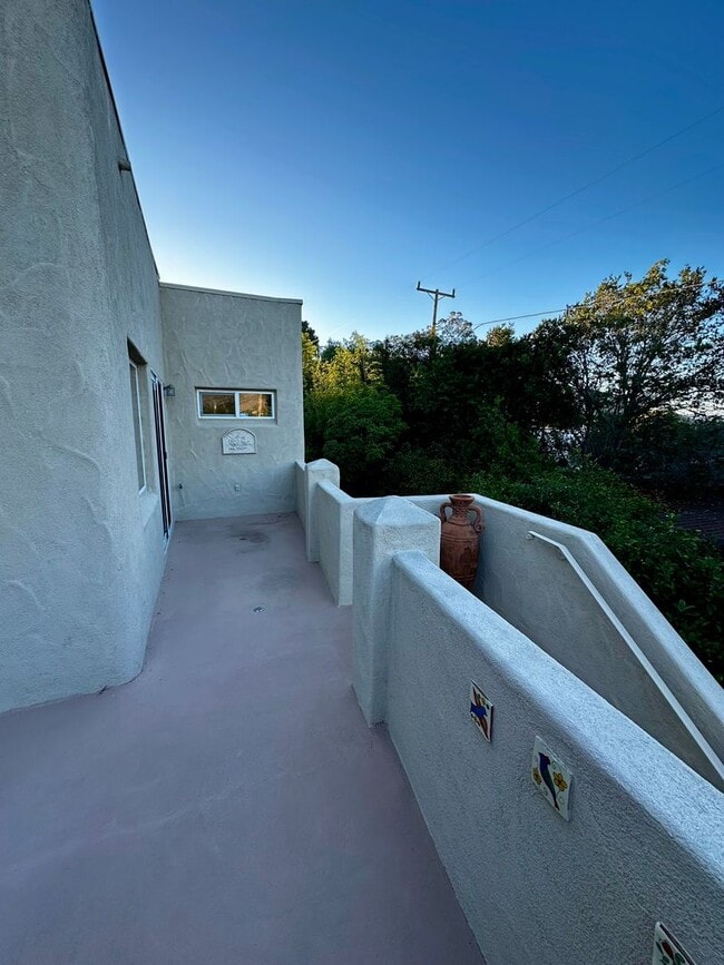 Building Photo - 3 bed 2 bath Well-Maintained Home in Prime...