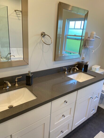 Building Photo - 4470 Stansbury Ave