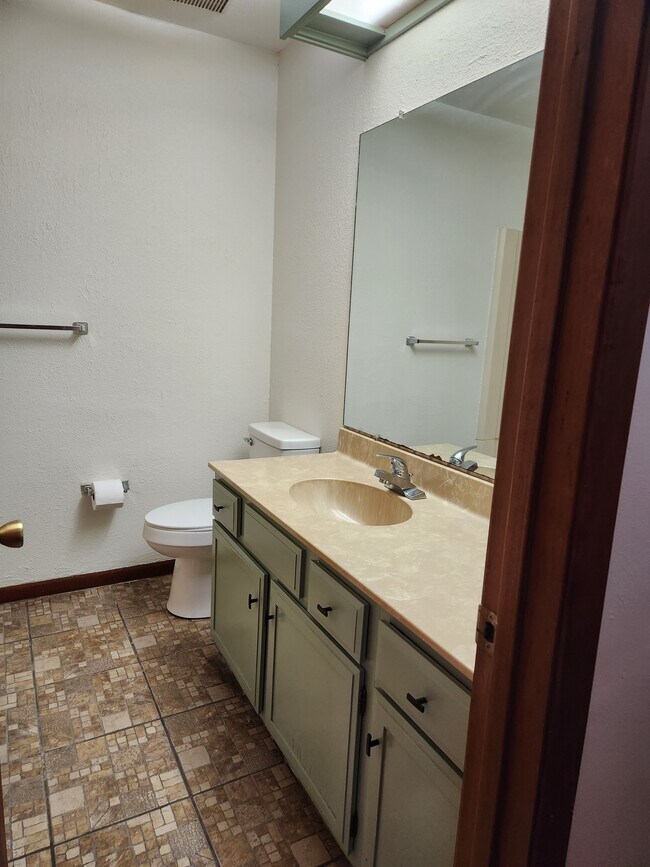 Building Photo - 206 Cottonwood Ct