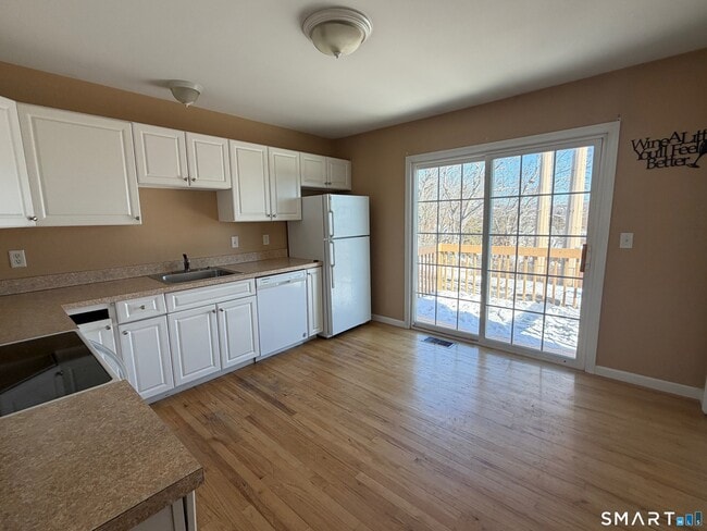 Building Photo - 108 Mohican Ave