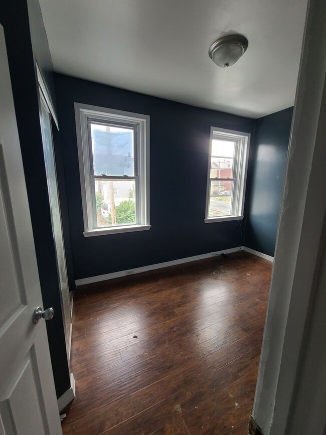 Building Photo - Come check out this cute and cozy house!