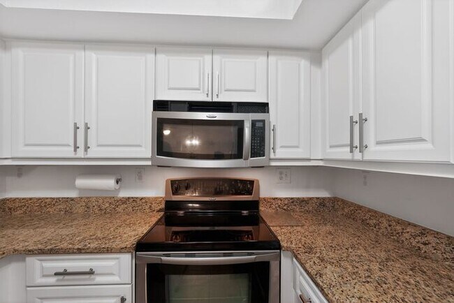 Building Photo - 4114 Central Sarasota Pkwy