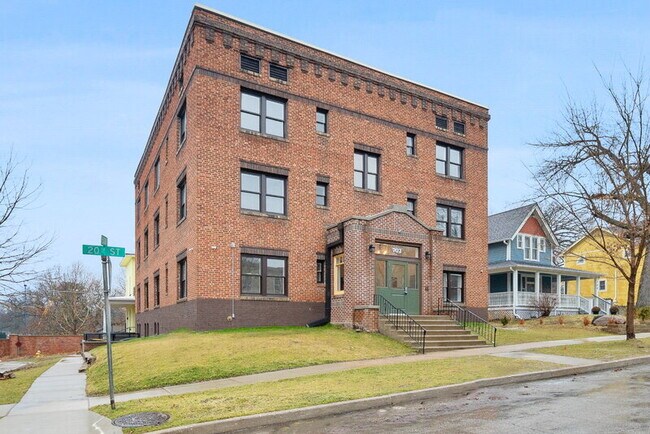 Primary Photo - 702 20th St