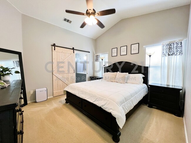 Building Photo - Well Maintained 4/2/2 Nestled on Cul-De-Sa...