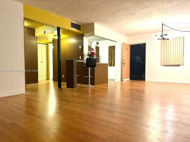 Building Photo - 2841 Somerset Dr