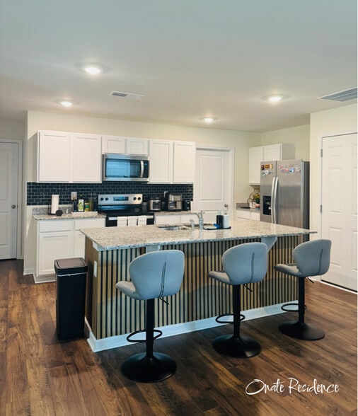 Building Photo - 21 Draft St