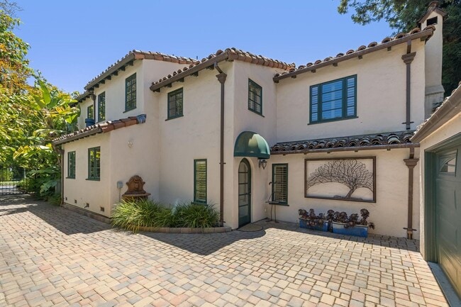 Building Photo - Mediterranean Beauty in Crescent Park – 5B...