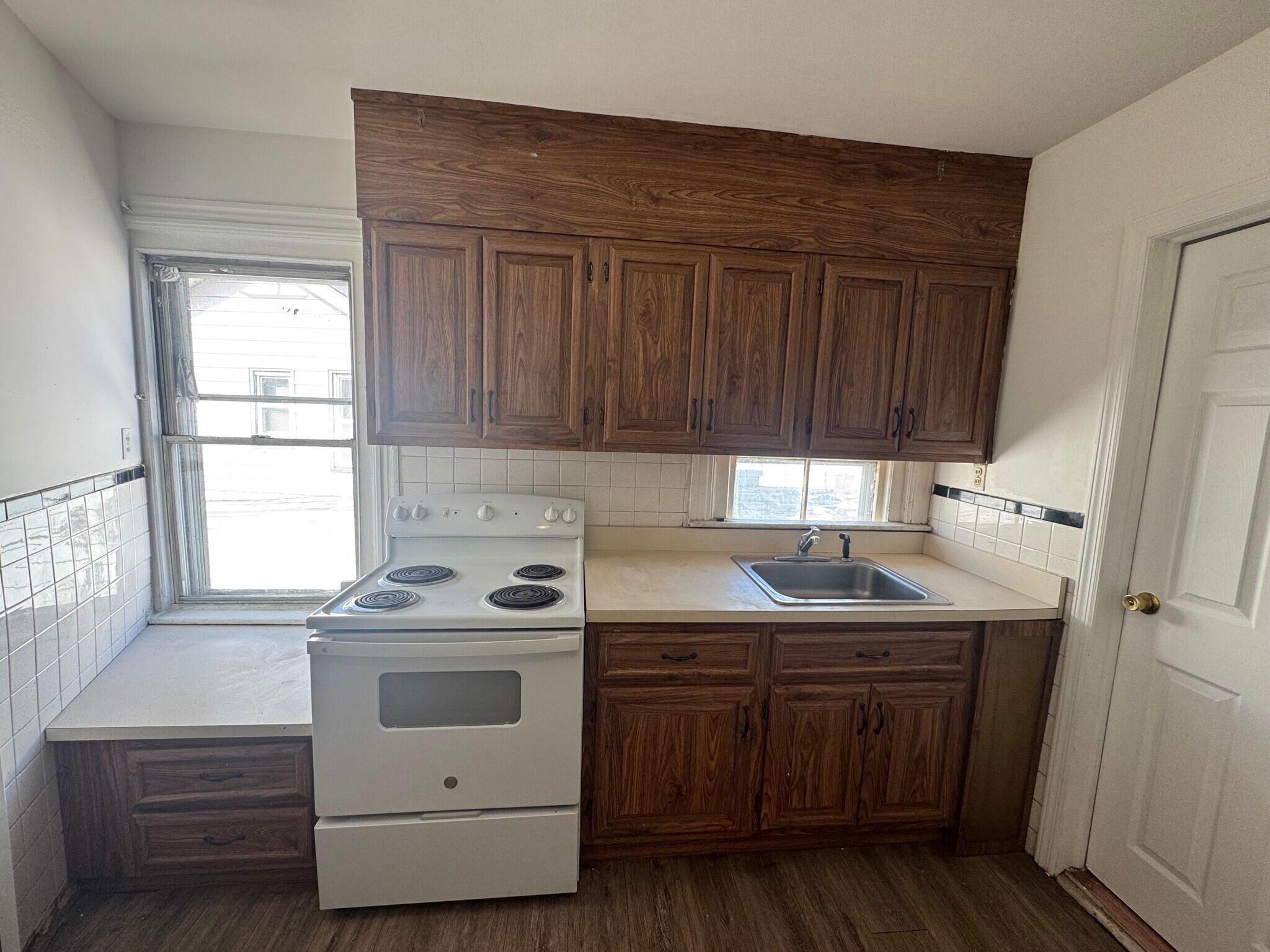 Building Photo - 10 Anderson St