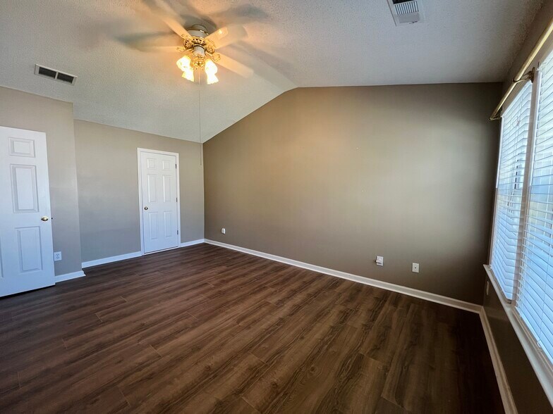 Building Photo - 205 Wellisford Ct