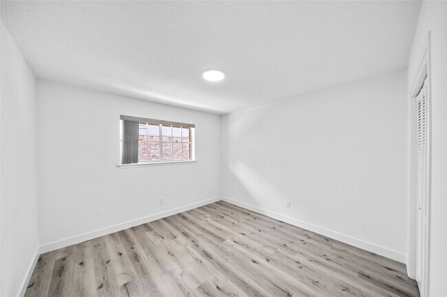 Building Photo - 1106 W Tri Oaks Ln