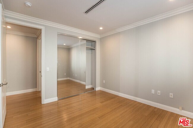 Building Photo - 1283 Havenhurst Dr