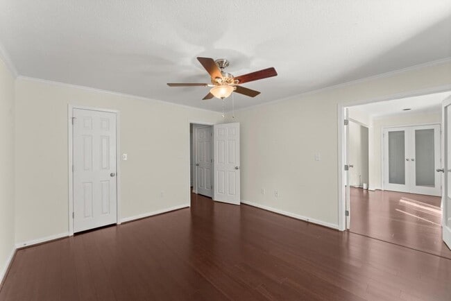 Building Photo - 25312 Plantation Dr NE