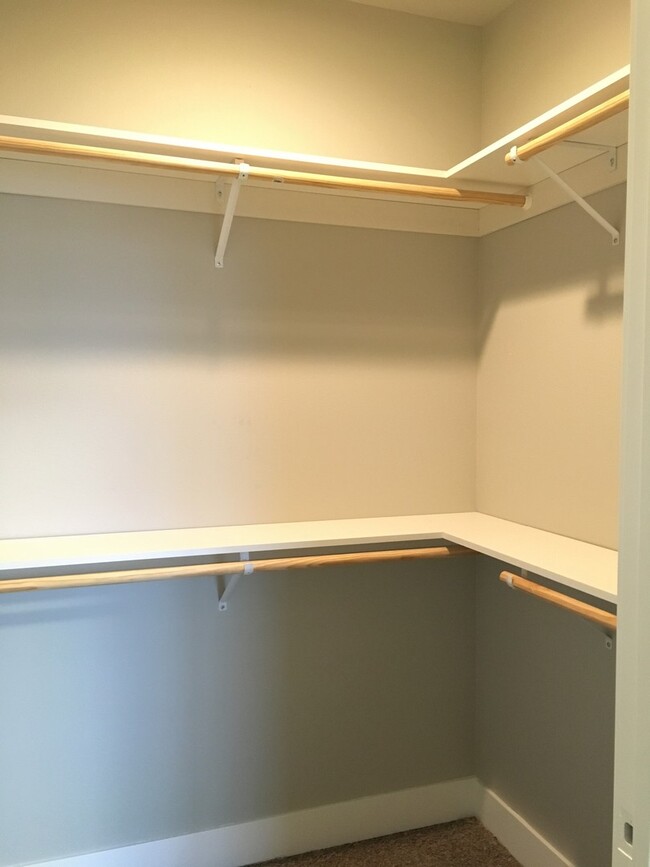 Building Photo - Don't Miss Out On This Five Mile Area 3 Be...