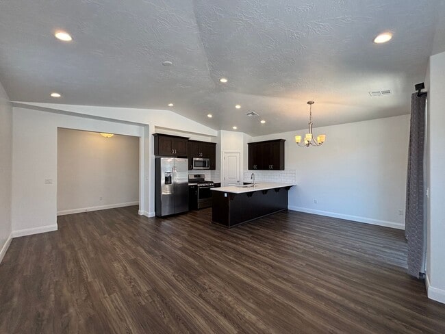Building Photo - SPACIOUS HOME FOR RENT!