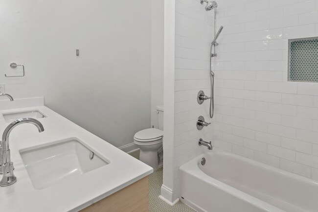 Building Photo - Pool/ Waterfront/ Custom Home in Waterways!