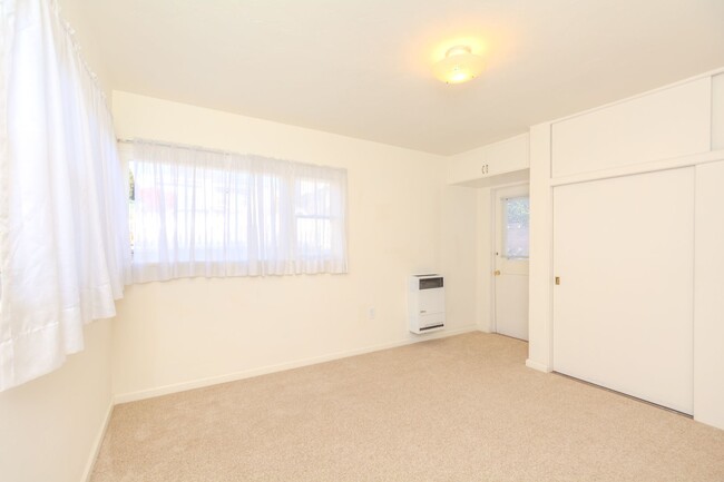 Building Photo - Charming 2 bedroom / 1 bath Seaside Cottag...