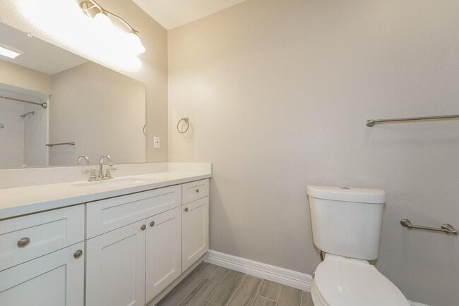Building Photo - 15411 La Loma Dr